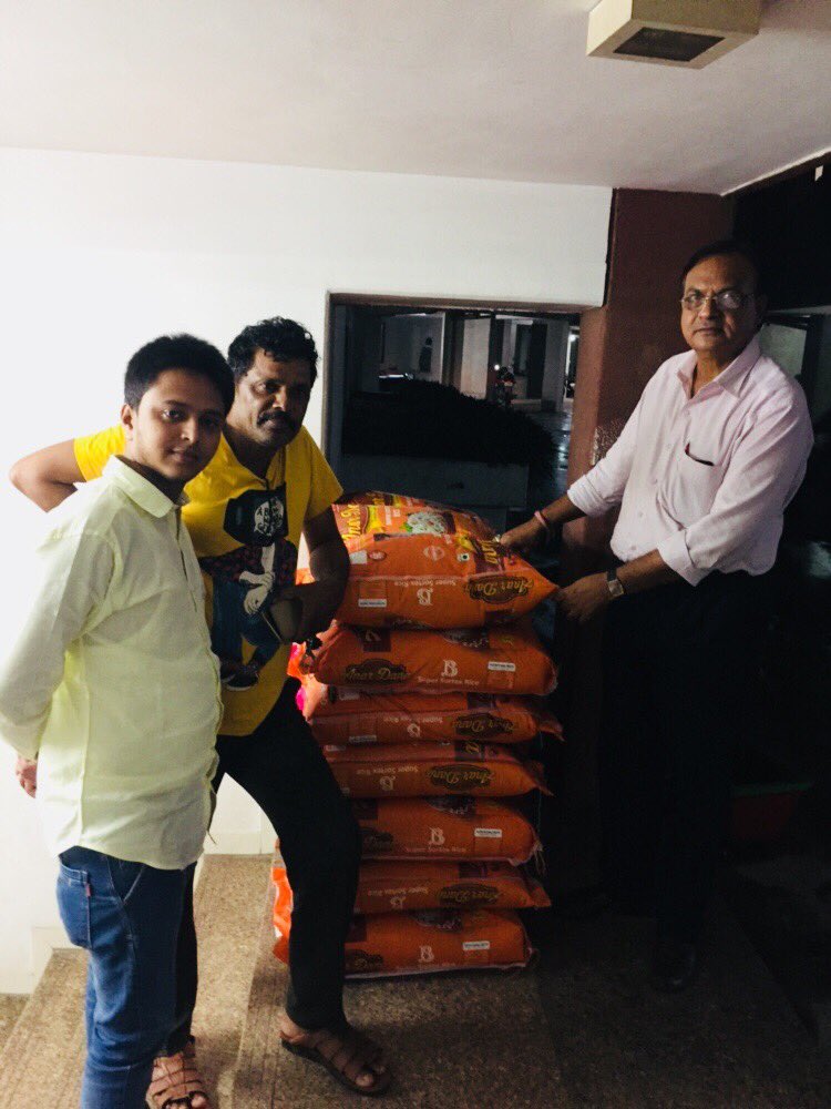 AkramShahBJP's tweet photo. केरला में जो नुक़सान हुवा हैं, उसकी भरपाई (ईश्वर-अल्लाह) ही कर सकता हैं।

#Surat के ##BMKGroup द्वारा केरला के बाढ़ वाले इलाक़े में भेजे जा रहे ज़रूरियात मंद सामान की किट में छोटासा योगदान दिया।
#KeralaFloodRelief 
@jitu_vaghani @TajinderBagga @RituRathaur @rishibagree @ippatel https://t.co/GHQ1yK5twv