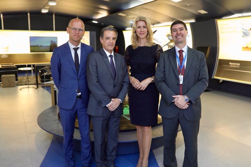 Ministerie_EZK's tweet photo. Na het seminar en ondertekening innovatiesamenwerking voor high tech materialen bezoekt staatssecretaris @MonaKeijzer de fabriek van de Braziliaanse vliegtuigbouwer @Embraer #NLinBrasil https://t.co/oALOxbqUym