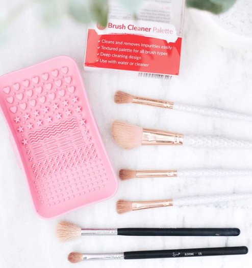CatalystPR_'s tweet image. Cleaning brushes is always a time consuming ordeal, but with the @BrushWorksUK brush cleaner palette it becomes a breeze! @forever_september said it made the whole process quicker - we're thrilled! 😍

#brushworksuk #brushworks #beautyblogger #bblogger #beautybloggers #bbloggers