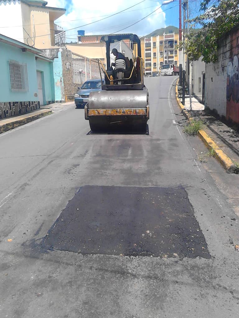 Ahora || Siguiendo instrucciones de nuestra alcaldesa <a href="/Mayerling_psuv/">Mayerling Colmenares</a> y dirección general se están realizando los trabajos de bacheo en diferentes calles y avenidas de nuestra ciudad. #PuebloTrabajadorALaCalle #GestionDe♥