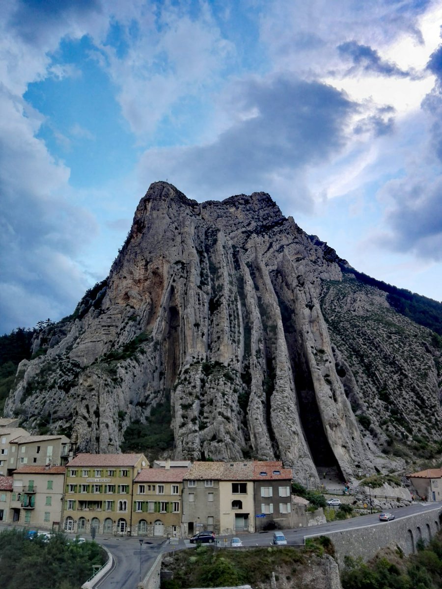 geopaseos's tweet photo. En el Géoparc de Haute Provence se encuentra la Rocher de la Baume, sedimentos marinos plegados del Jurásico superior (Tithonic).
#geopaseos #anticlinal #ammonites #geoparc #unesco #hauteprovence #geology #jurassic #provencealpes @GlobalGeoparks https://t.co/D0bHbT7czR