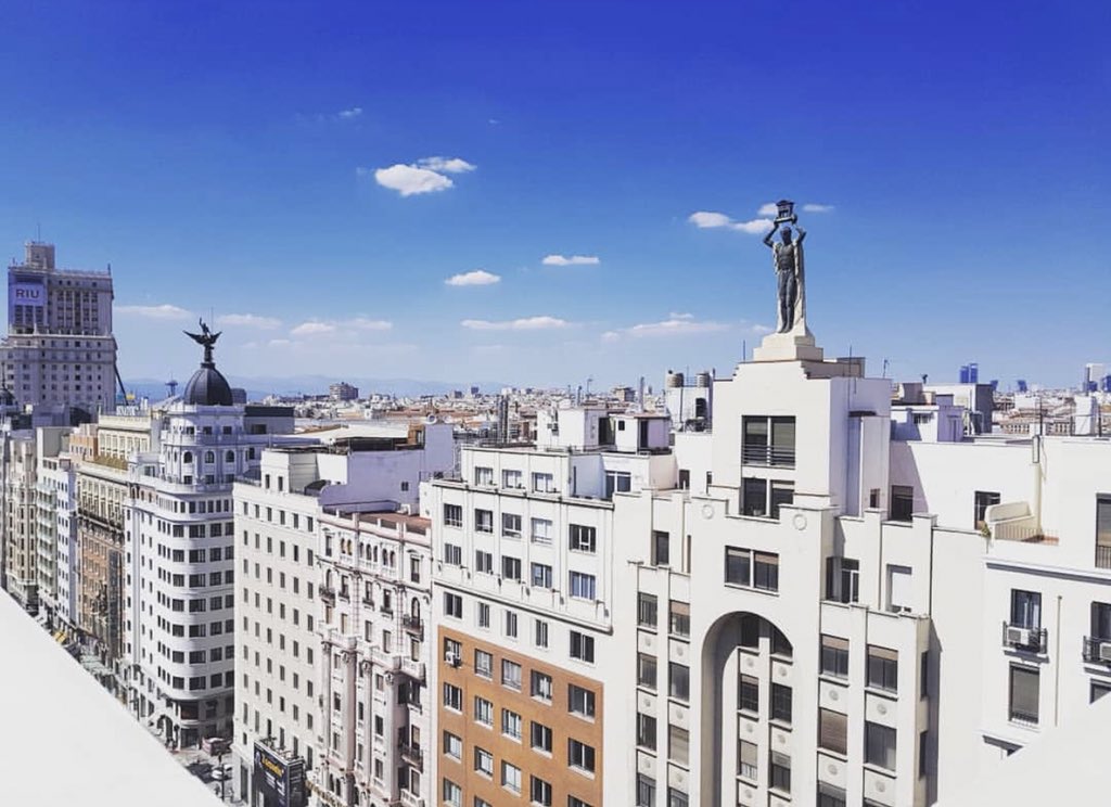 DEMADRID_'s tweet photo. “En Madrid, desde cualquier lado, siempre habrá un guerrero, un ángel...” #demadridalcielo 
Preciosa fotografía de nuestra Capital y su cielo que nos envía (adryanita__ - Instagram) 🏙 #Madrid #GranVia https://t.co/3N7STl3EzU