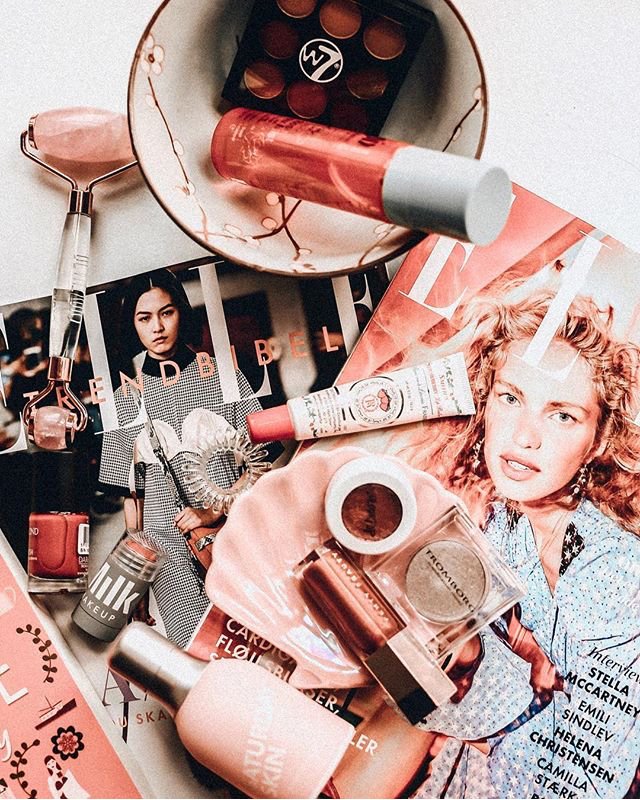 Peach vibes 🍑 Who can spot a Rosebud tube? 👀 #PeachVibes #SummerEssentials #RosebudStories