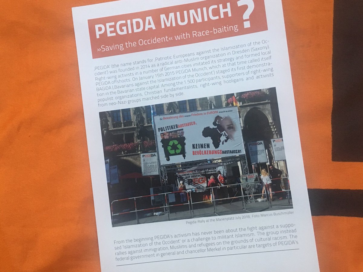 Bei #Pegida #München verteilt Gegendemonstrant einen Infoflyer zu Pegida. Polizei nimmt Anzeige entgegen von Pegida-Anmelder, der darauf zu sehen ist, wegen „Verbreitung personenbezogener Daten“. Kann bitte endlich jemand <a href="/PolizeiMuenchen/">Polizei München</a> in Sachen DSGVO u. Urheberrecht schulen?!