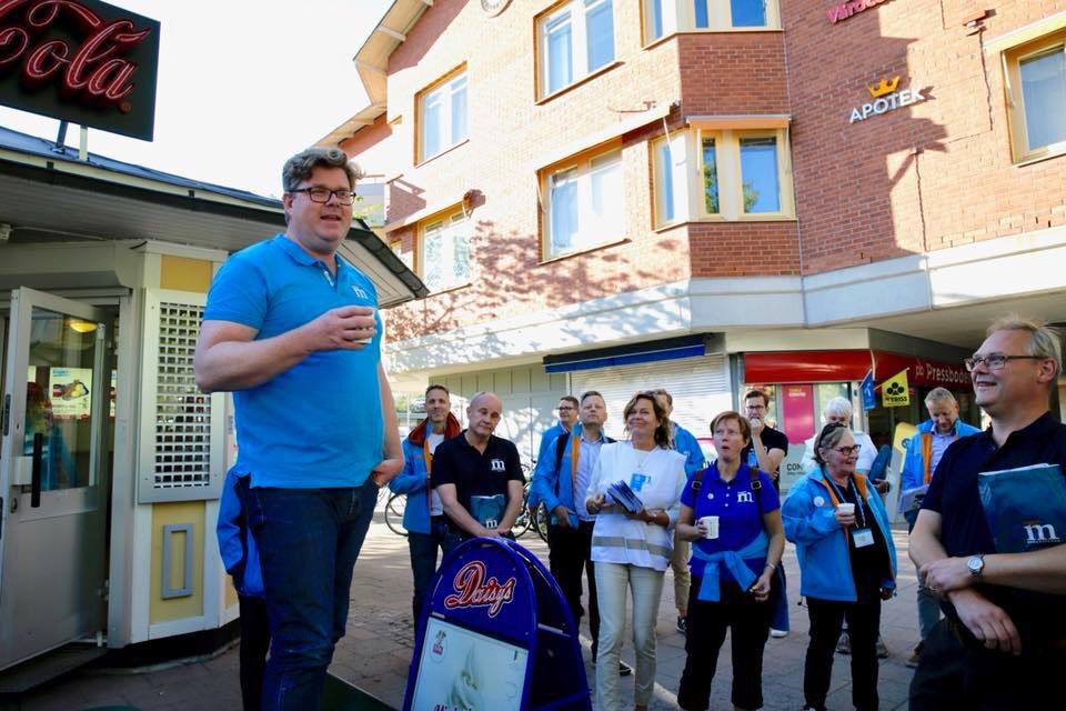 ErikOttoson's tweet photo. Ikväll knackade över 50 moderater dörr i området kring Stuvsta C inklusive partisekreterare Gunnar Strömmer, Kommunstyrelsens ordförande Daniel Dronjak och många fler. Hundratals samtal med väljare och även nya medlemmar 💪🏻 @HuddingeDirekt @HiHuddinge #hupol #huddinge #stuvsta https://t.co/lx068AHZac