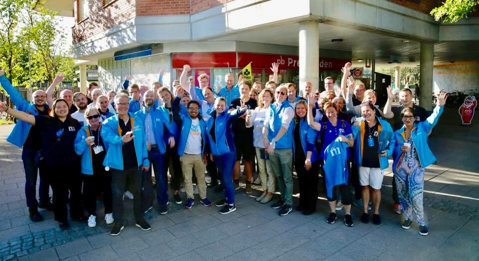 ErikOttoson's tweet photo. Ikväll knackade över 50 moderater dörr i området kring Stuvsta C inklusive partisekreterare Gunnar Strömmer, Kommunstyrelsens ordförande Daniel Dronjak och många fler. Hundratals samtal med väljare och även nya medlemmar 💪🏻 @HuddingeDirekt @HiHuddinge #hupol #huddinge #stuvsta https://t.co/lx068AHZac