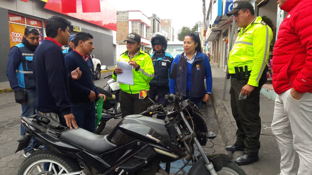 conadisecu's tweet photo. #Cotopaxi | Acompañamos a la Policía Nacional del Ecuador y al personal del Sistema Municipal Tarifado de Estacionamiento #SIMTEL de #Latacunga en un operativo para el control del uso adecuado de los estacionamientos destinados para personas con discapacidad. https://t.co/VJw3RoBH3T