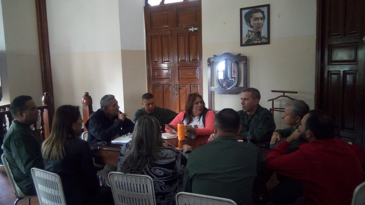 Instalación de puesto de comando de seguimiento y control en el cumplimiento de la políticas económicas emanada por nuestro presidente Nicolás Maduro. FANB, CLET, PODER JUDICIAL EQUIPO PROTECTORADO.<a href="/FreddyBernal/">Freddy Bernal</a> <a href="/jghuerfano/">Jiuvant Huerfano</a> pic.x.com/cla6WymciU