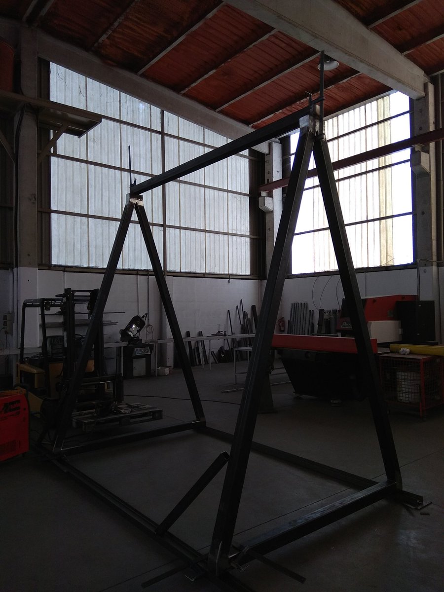 GaltrainSL's tweet photo. Pórtico rodante para transporte de motores navales https://t.co/yAKVh2Sa0X