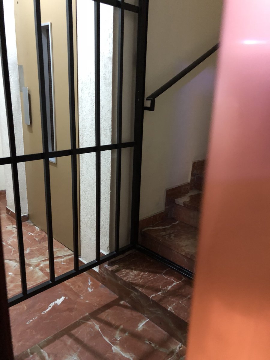 NovoxGamer's tweet image. JOOOODEEEER, he abierto la puerta y mirad,  la berja estaba abierta. La llave para abrirla solo la tiene el presidente de la comunidad y el administrador. Y no soy ninguno de los dos...