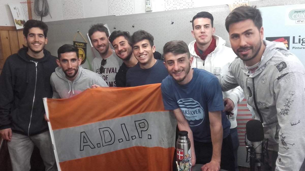SiesterosRadio's tweet photo. Hay campeones en los estudios de Siesteros!!!!!!
Nos visita el plantel de @adipoficial, que se quedó con el Torneo Apertura de la Liga Amateur Platense de Fútbol. https://t.co/TFq1b0D09d