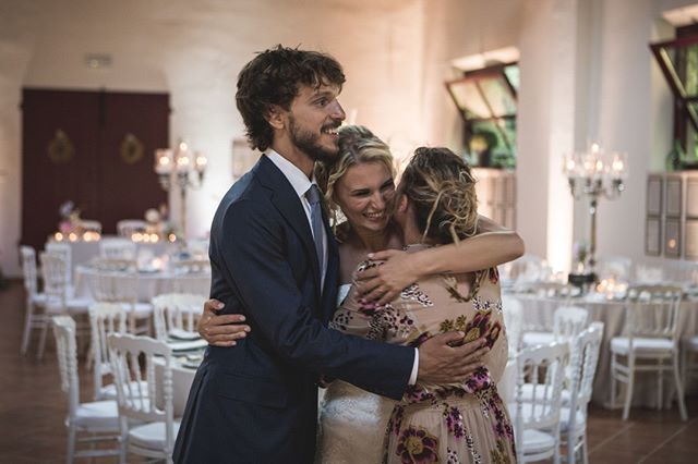 Eccola lì, l’importanza delle foto, nel modo in cui riescono a conservare e rendere indelebili i ricordi. Come gli abbracci nati all’improvviso, quando gioia e gratitudine vincono la paura di iniziare qualcosa di nuovo.
.
.
Photo: Francesco Salvadori
#gi… ift.tt/2N4LJPX