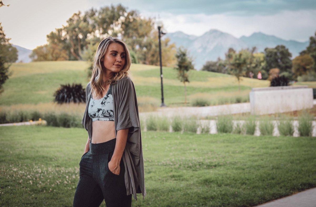 jennaroden__'s tweet image. I like long walks...in the park in my #kneeotech joggers. Ft. @tezzamb’s #tezzaapp vintage filter 🙌🏻