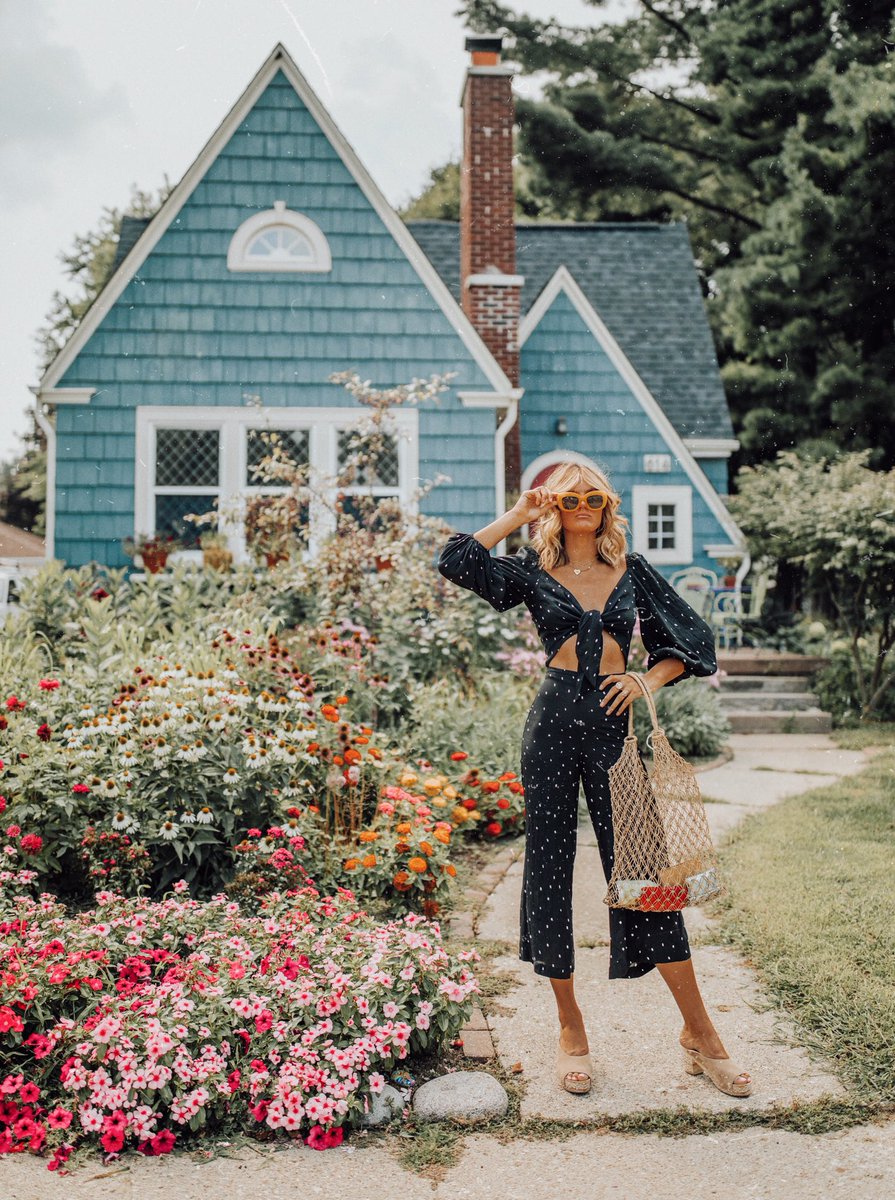 "Crazy tall girl in the flower patch” Subtitle to my biography or description for my <a href="/Uber/">Uber</a>? <a href="/Uber/">Uber</a>’s new features you can now add Pickup notes as to where you are and secure an On-Time Guaranteed Pickup scheduled in advance.🚗 #whereto 😜 #ad