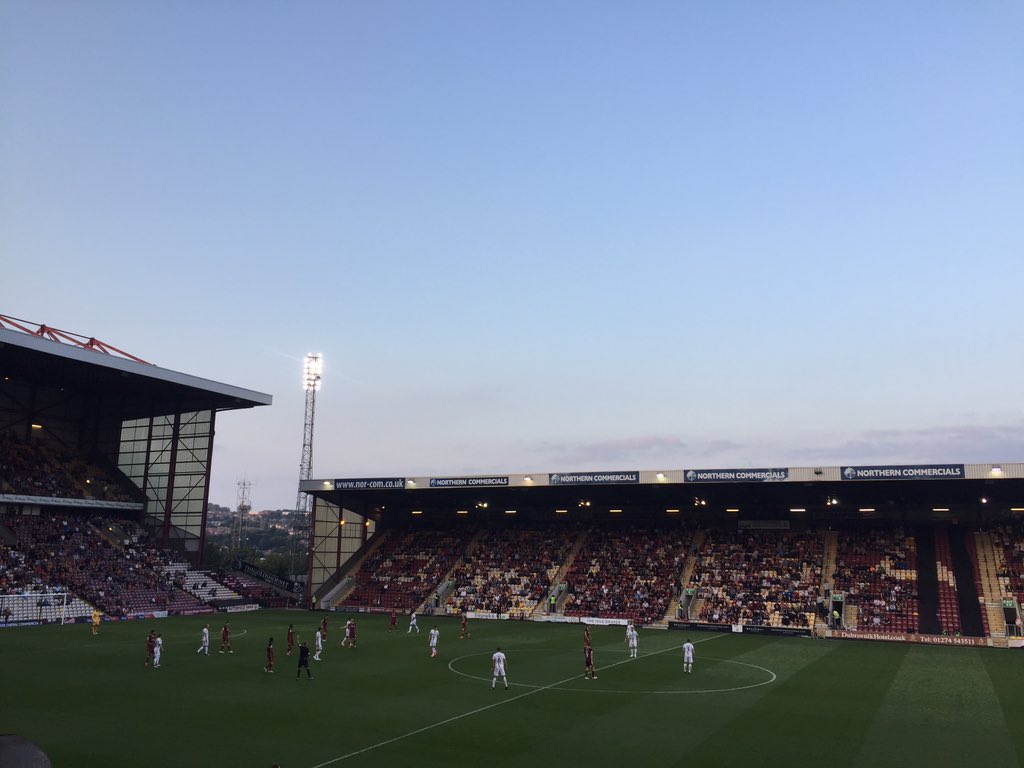 Jake_The72's tweet image. Good half for Bradford so far against Burton. Scannell looks excellent out on the right and Payne has been equally as impressive drifting in from the left to a more central position.

Could be an interesting second-half here. 

#bcafc