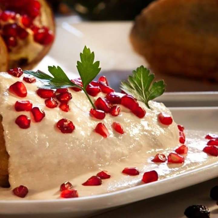 COECSAmx's tweet photo. Temporada de #ChilesenNogada ¡Que lleguen frescos! ¡Sus ingredientes o el platillo completo! Pregunta por nuestro servicio de envíos de perecederos 😎🥞🥘🧀🍖🍒🍊🍉🛫 Whatssapp: 9512287316 / 9512184644 #Envios #Nacionales #Aereos #COECSA #México https://t.co/9hjiX85kos
