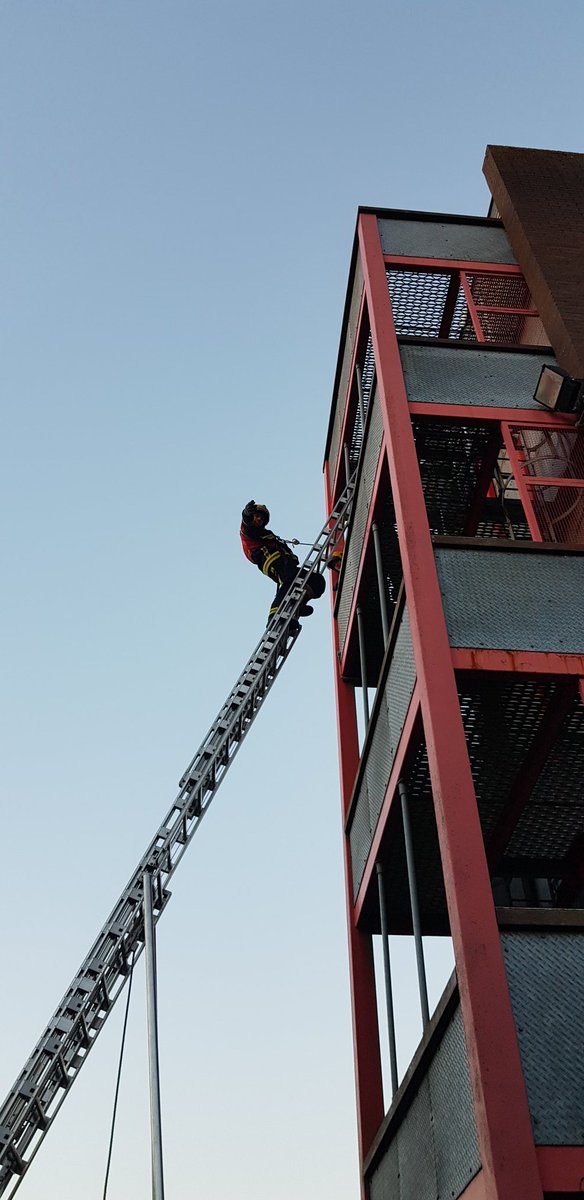 bellcfr's tweet photo. @FoleshillFire @WestMidsFire 
13.5M Ladder training with leg lock https://t.co/YCHDuSVNhq