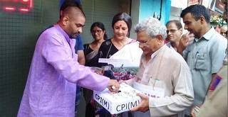 Scarcity of Red buckets in #Delhi forces @SitaramYechury  to use empty #Pizza box wrapped in white paper for bucket collection. #LolSalam