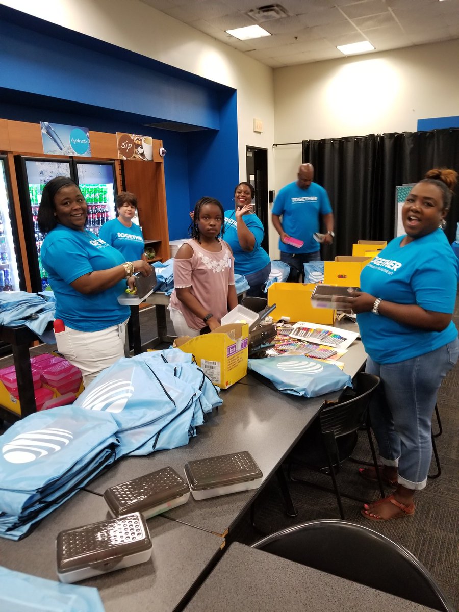 teamdavis_oscc's tweet photo. Getting ready for Bitsbox and #backtoschool today @OS_CallCenter #AwesomeATSD #ATTimpact https://t.co/IHdaLTGE21