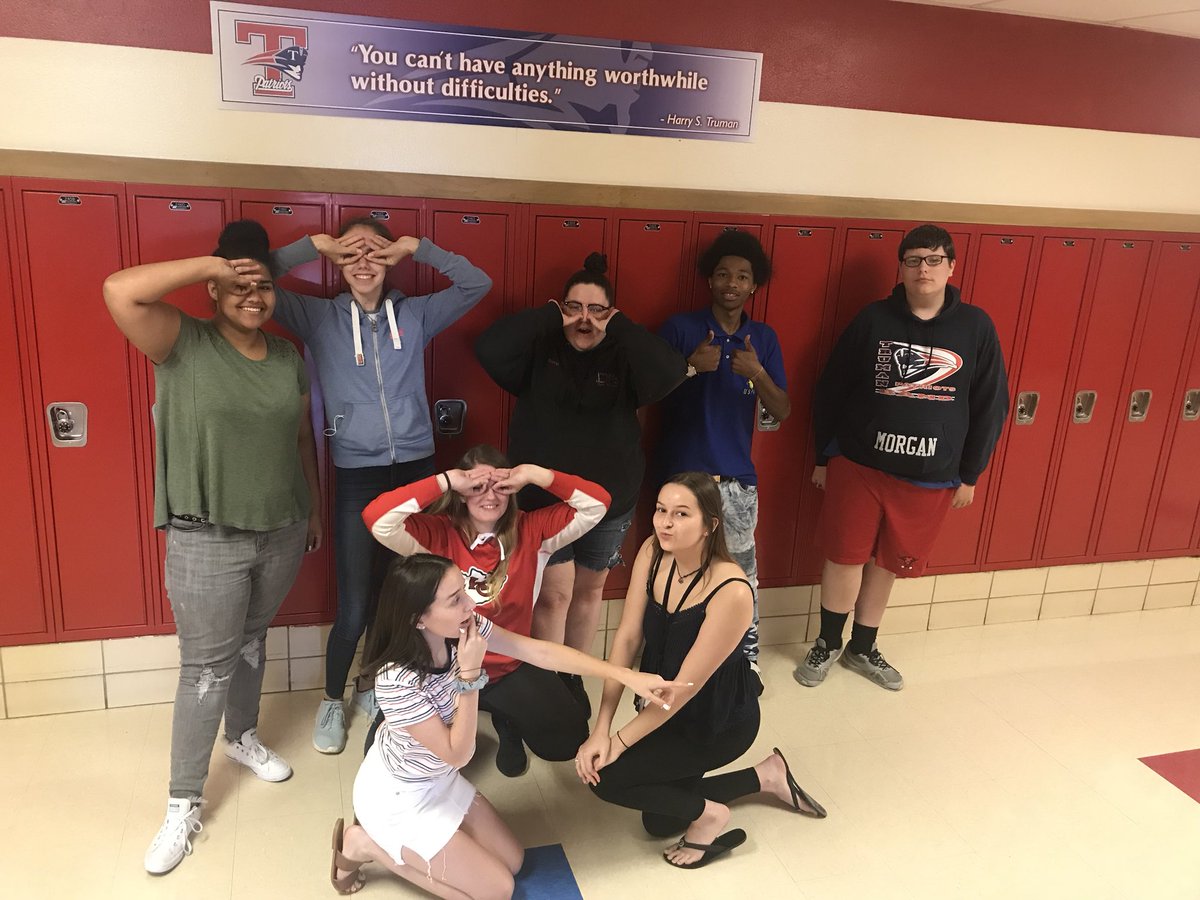 TheMsNagl's tweet image. Our little class of 7 has grown to a class of 8 just in time for our #googleclass picture! #WeAreTruman #ISDStrong #lovemy8thblock