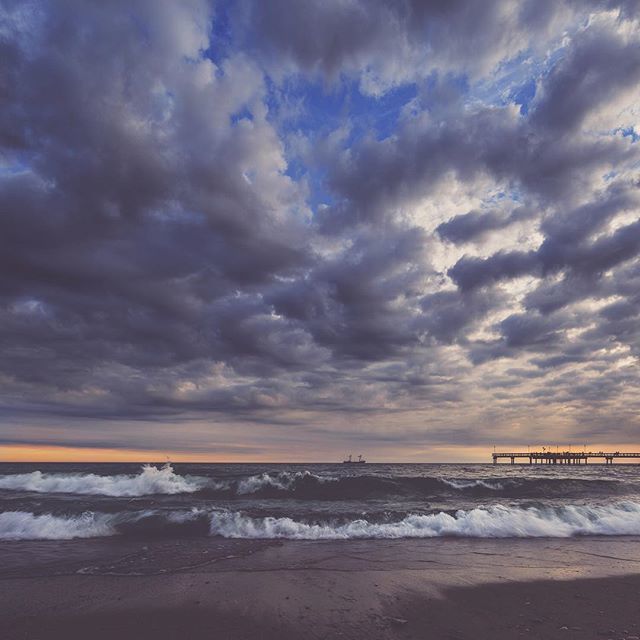 hollysisson's tweet photo. Surfs up
#toronto #torontoislands #ontario #explorecanada #canada ~
Canon 5D MkIV + TS-E17mm f/4L @ f11 1/25s
(See my bio for full camera equipment information plus info on how I process my images. 😊)
~
#pickmotion #augustescapes https://t.co/zZFTyVuMUT https://t.co/xgVWV31l9X