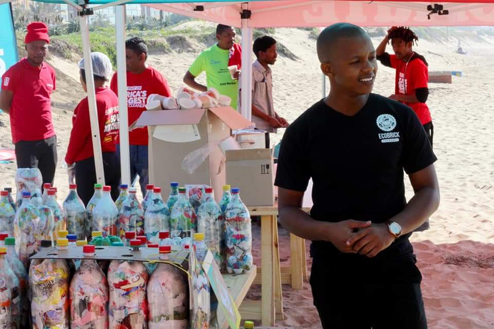 LordHugo3's tweet photo. #Mandeladay cleanup campaign with Shoprite Group...#Songimvelogroup. #Burgcominfinitygroup... What did you do? #goingbeyondthewall... https://t.co/gpiSQnENwV