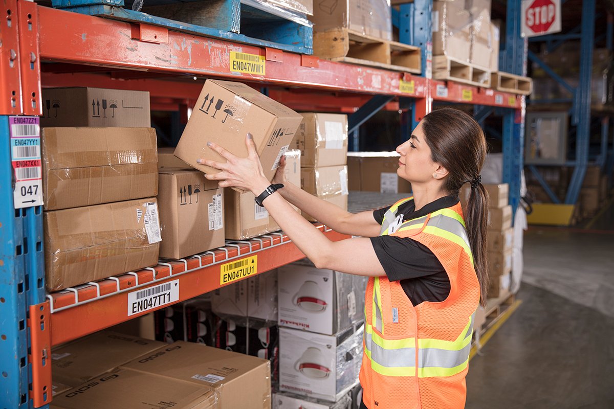 BBYCanadaJobs's tweet photo. We are hiring seasonal roles for our #Brampton Distribution Centre! Stop by Thurs, Aug 23 from 10:30 - 1 pm at 9200 Airport Rd. Roles incl: shippers, receivers, pickers, and maintenance. Come and #BeAmazing with us. #ontario #hiring https://t.co/6GxJ0dUKoN