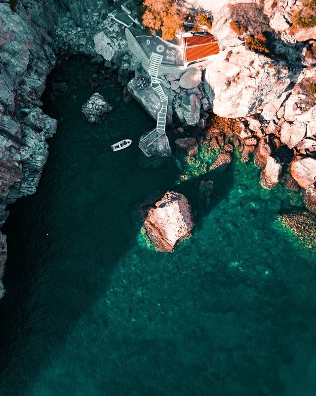 GavriiLux's tweet photo. Light half

@theotheraegean #LesvosIsland #PanagiaKrifti #mytilene  #hiddenchurch #gavriiLuxsatellite

So this "hidden" church was built inside a rock formation. Easier accessible by boat (or extreme driving and hiking) it is such a cool place to explore… https://t.co/ln6OiyAhUN https://t.co/3aMx86OGuw