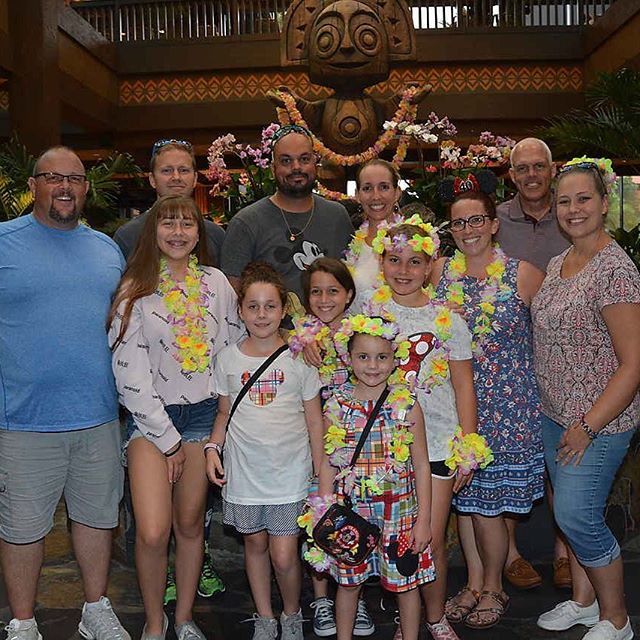 backtowdw's tweet photo. ‘Ohana means family ❤️🌺🌼🌸 #FamilyVacation #Ohana #TakeMoreVacationsMakeMoreMemories #DisneyMom #TravelMom #TravelCounselor #TheMouseForLess #TheMagicForLessTravel https://t.co/lkd1zpTHZn https://t.co/rStJ92pIuI