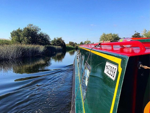 What a day taking a narrowboat along the river Avon from Bidford to Evesham. Lovely day out on the water. 
#canalandrivertrust #britishwaterways #riveravon #narrowboat #narrowboatlife #canal #river #capturebritain #explore_britain #travel #gloriousbritain #boating #boatlife …