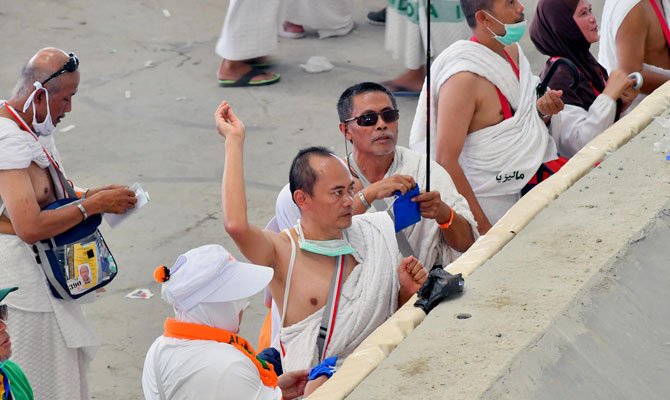 arabnews's tweet photo. Pilgrims stone #Jamrat Al-Aqaba #Hajj2018 https://t.co/4mYl6hLpnj https://t.co/cCOLFORehg https://t.co/HpbUqvPpe2