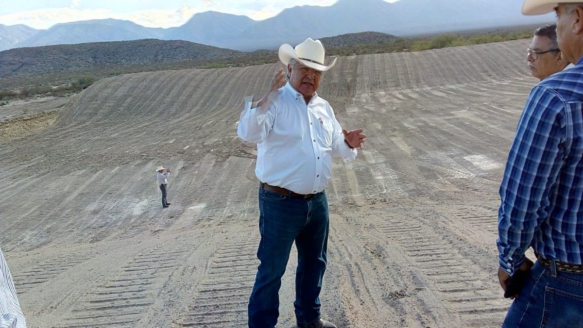 SEDERCOAH's tweet photo. Y para terminar este día de intenso trabajo, Secretario @flores_mendez entrega obras del Programa Infraestructura Productiva para el Aprovechamiento Sustentable del Suelo y Agua (IPASSA) Ejido Reforma del municipio de #Cuatrociénegas @mrikelme #FuerteCoahuilaEs https://t.co/0I91C2p5Ba