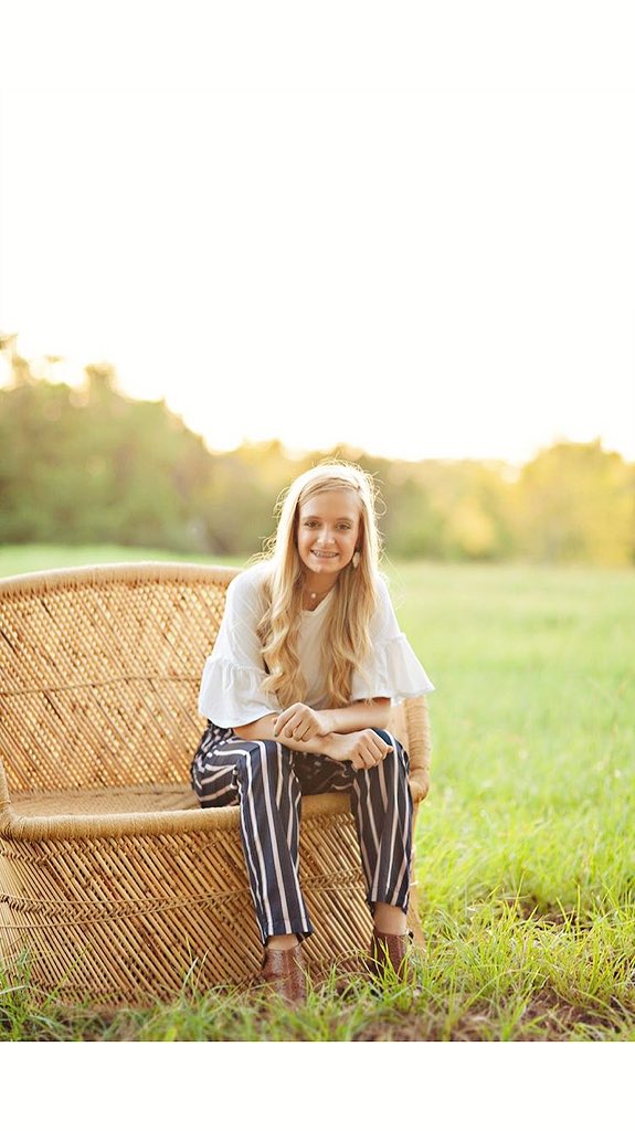 lorgambrell's tweet photo. It’s a sen19r thing;)) #firstroundofpics #seniorsisters https://t.co/Qv7IOP0h8a