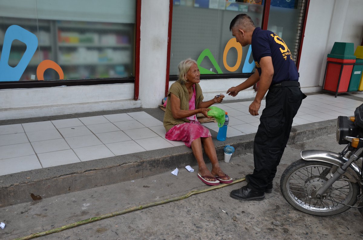 TarlacPclo's tweet photo. #OCACHALLENGE #PNPGOODDEEDS Pulis na mapagbigay!!! @CLpsmu @rclo_three @CrimeLaboratory https://t.co/LffRxc5S9D