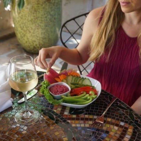 HoustonianHotel's tweet photo. Enjoy light bites like our new beet crudités during your next spa excursion . @trellisspa #trellistuesday #spa #spalifestyle #healthylifestyle #colorfulcooking #outdoor #alfresco #vegan https://t.co/4A03BeWoib https://t.co/8i6WMRPZYs