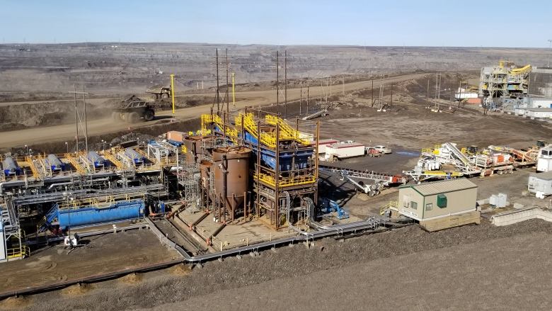 epc_lens's tweet photo. We are looking forward to see if @CNRL_Oilsands can deliver: 
✅ eliminating the need for tailings ponds;
✅ shave at least $2 off the cost to produce a barrel of oil; and 
✅ reduce greenhouse gas emissions by 40 per cent.
#abenergy #ableg #abpoli

https://t.co/J14hVki6jt https://t.co/cKavy1gTOP