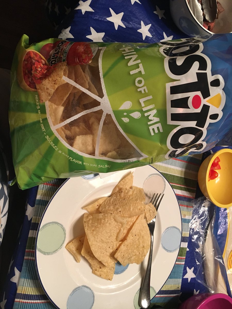 SunnyCrawley's tweet photo. @Tostitos my hint of lime chips have no lime! 😕😢 https://t.co/p9YFLOvhV9