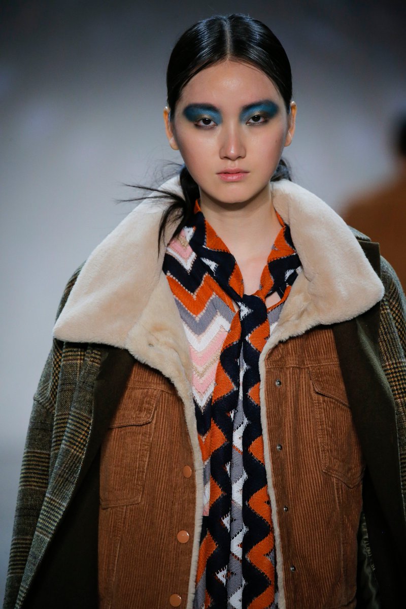 VivienneTam's tweet photo. #VTFW18 | Chevron Chic 

VIVIENNE TAM #Autumn Hues, #Chevron Pattern and Edge Tailoring ✨✨✨

#VIVIENNETAM #PREFALL2018 #zigzag https://t.co/1PAIwvIrsg