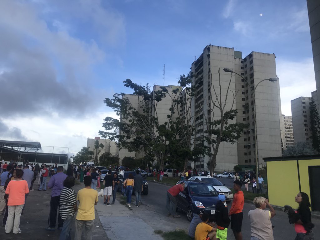 #CiudadInforma #21ago Imagen enviada por un seguidor desde la Urbanización La Rosaleda Sur donde vecinos han desalojado sus apartamentos por temor a posibles réplicas #Temblor #Sismo
