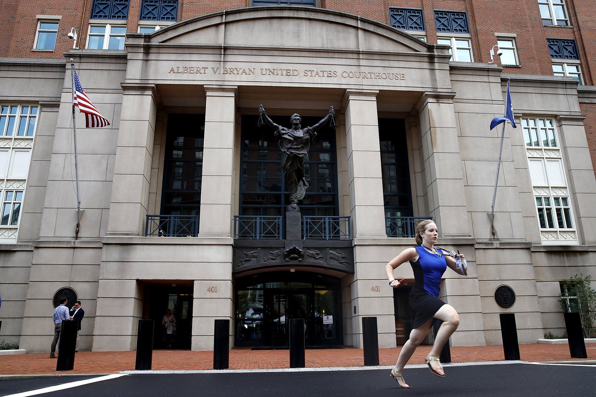 Yes, it is me, the journalist in the blue dress, running after the #ManafortTrial verdict. Thank you @Jacquelyn_M for the photo! #GoBlueDressGo