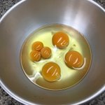 はじめて見る人も多い!？たまごを割ってみると三つ子ちゃんが登場!