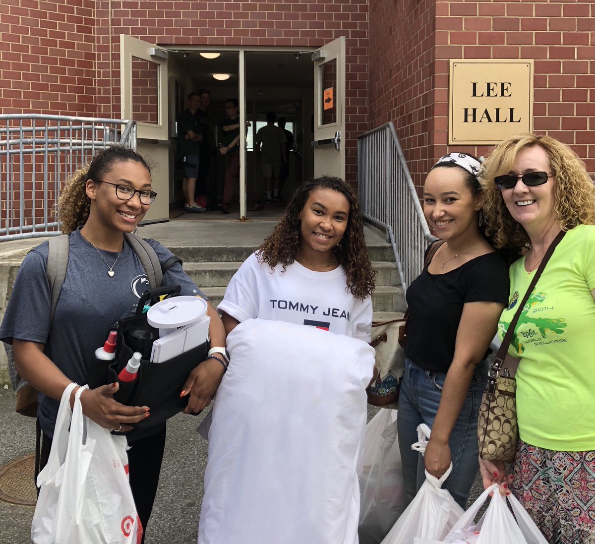 ManhattanEdu's tweet photo. Today we helped 130 freshmen move into the Arches living-learning community at MC! Tomorrow, theyβre headed to @ChelseaPiersNYC. #MCmovein https://t.co/fhVbmMrniu