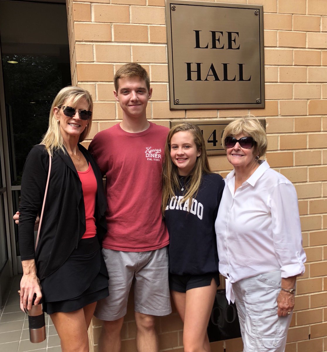 ManhattanEdu's tweet photo. Today we helped 130 freshmen move into the Arches living-learning community at MC! Tomorrow, theyβre headed to @ChelseaPiersNYC. #MCmovein https://t.co/fhVbmMrniu