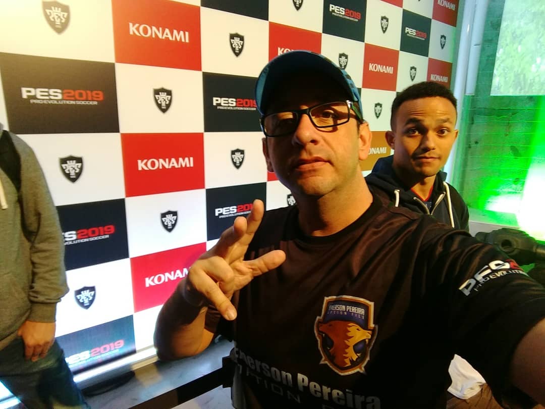 EmersoFile's tweet photo. Equipe pronta, uniformizada💪💪💪💪
Que venha o PES 19 😎
Aqui e Trabalho meu filho, já dizia o Muricy Ramalho
Trabalhos iniciados para o Day One 👊💪
#ThePowerOfFootball https://t.co/cP6yWELqzY