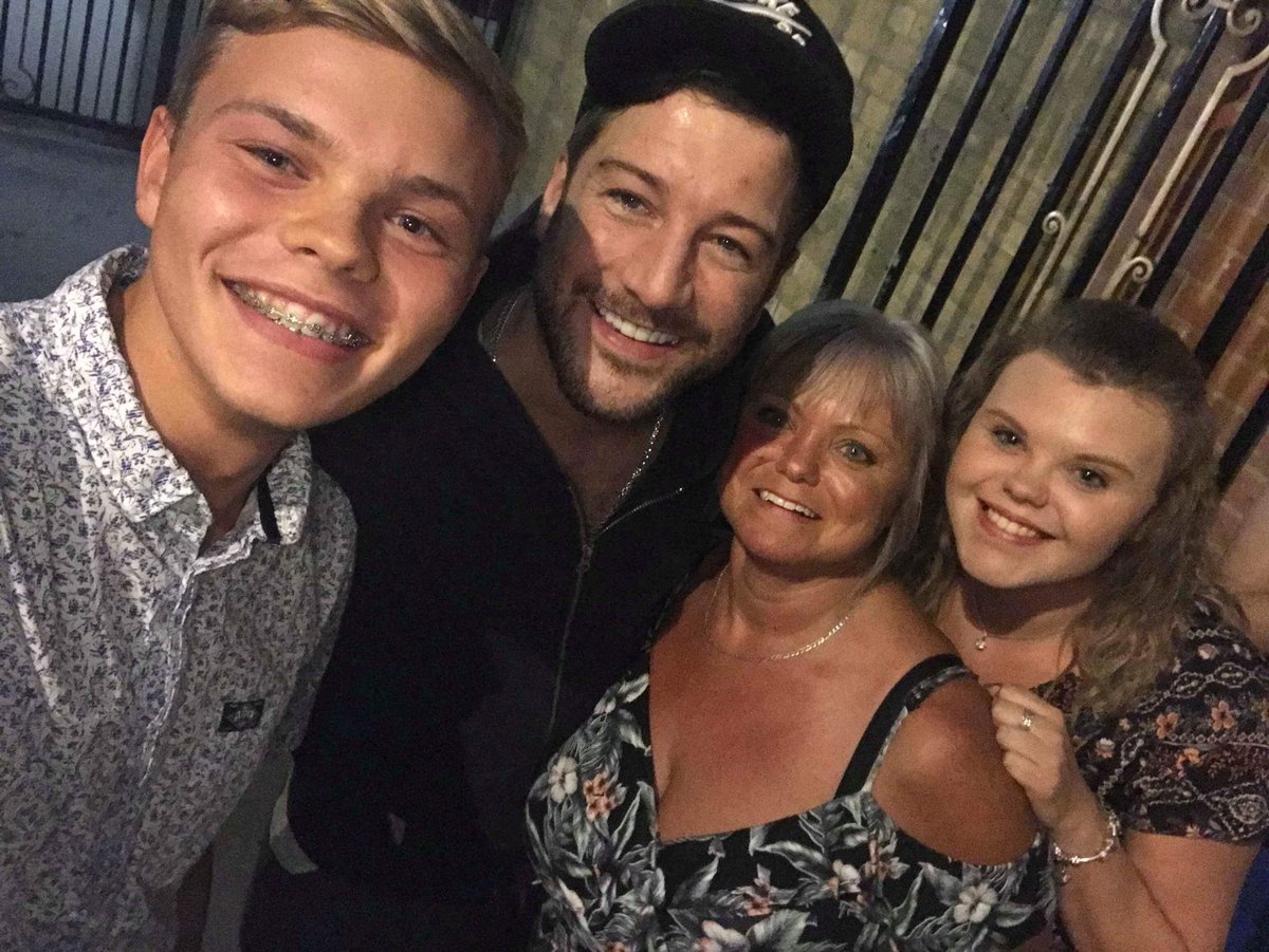 GeorgeBowyer23's tweet photo. Wow what a great show really enjoyed #strictlyballroom @strictlystage! The cast were amazing, great acting singing and dancing from @jonnylabey , @ZiziStrallen , @MattCardle and @eve_polycarpou and the rest of the cast! Some of whom we got to meet after the show! https://t.co/uQPUF2nIzp