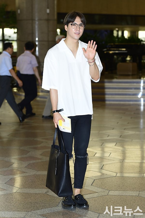 theseoulstory's tweet photo. ✈️ Highlight Son Dong Woon at the airport earlier heading to Tokyo~! @ent_aroundus https://t.co/4LfgFR1ljk