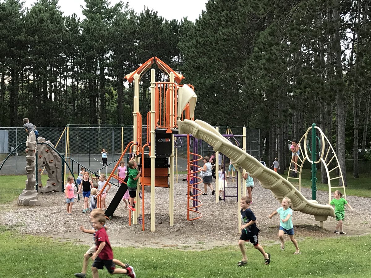 SheldonSchoolVT's tweet photo. #SheldonBear staff worked hard and got toβplayβ a little too. Thank you PTO for fun times and yummy ice cream! #PTOrocks #BackToSchool2018 #IceCreamSocial https://t.co/phVVnvvir5