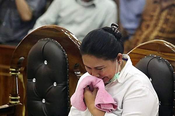 Dear Ibu Meilina... 
Apa yang bisa ku perbuat untuk vonis tidak adil 18 bulan penjara hanya gegara meminta suara toa dikecilkan? 

Perasaan pilu, sesak dada dan getaran perih pedih mu juga turut ku rasakan... 

Keadilan masih jauh dari kita... 

Tetap tegar dan kuat Bu...