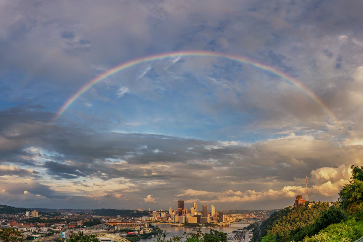DaveDiCello's tweet image. A towering rainbow stretches over #Pittsburgh tonight after the rain, as downtown is illuminated by perfect golden light as the sun set.  The clouds looked like they were painted onto the sky as well. Certainly paid to stick around after the rain!