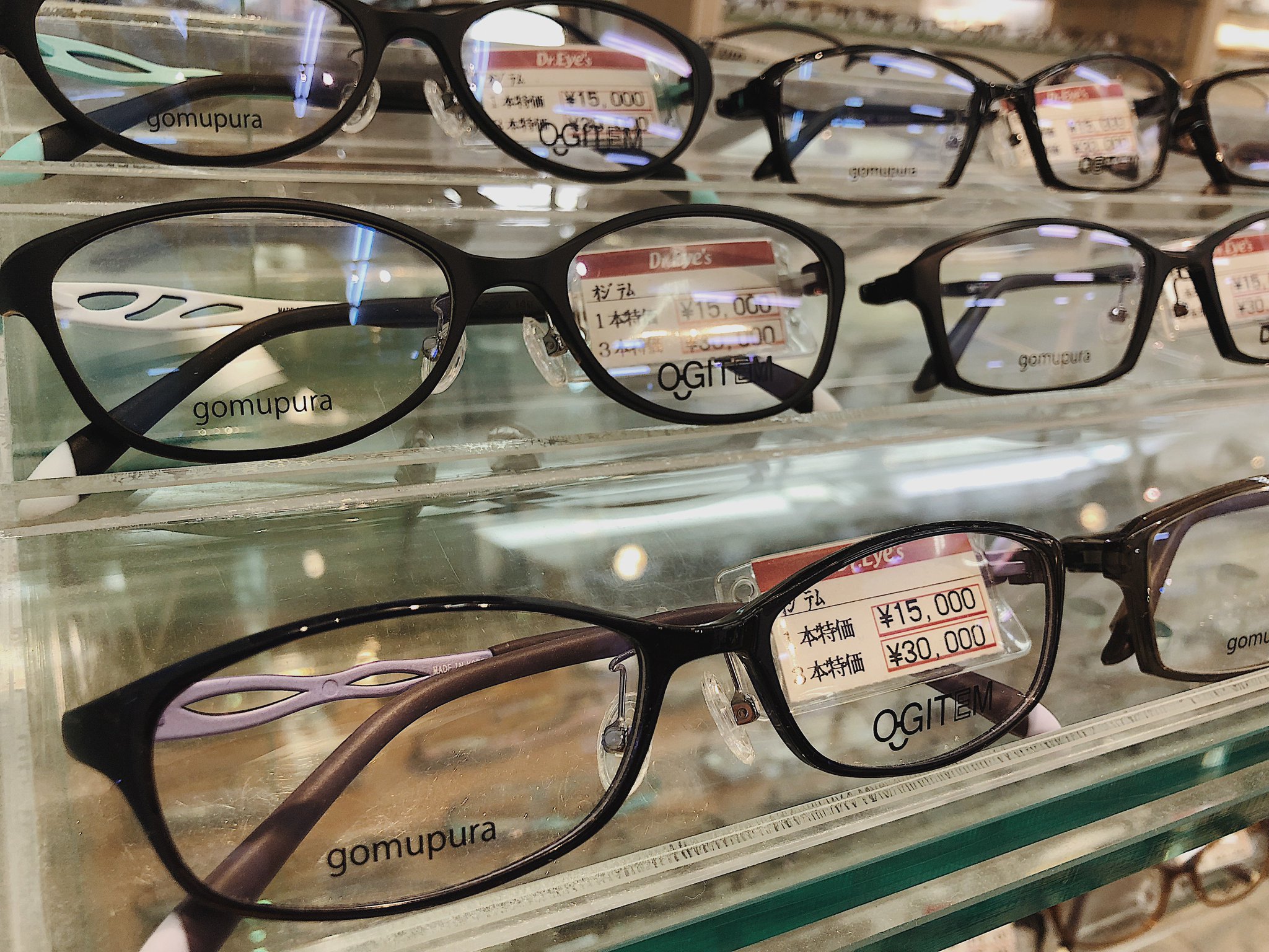 メガネのドクターアイズ 公式 眼鏡のズレ落ち問題解決 ゴムプラは超軽量 超柔軟で しかも壊れにくいフレームです 耳が痛くなる 鼻に跡が残る など 数々の眼鏡のお悩みも解決してくれます ドクターアイズ ゴムプラ オススメ フレーム